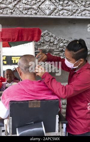 un salon de coiffure itinérant dans une rue de Phnom Penh, au Cambodge Banque D'Images