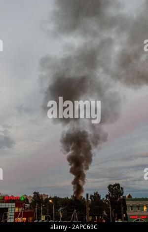 Saint-pétersbourg, Russia-June 2019 : Incendie du bâtiment dans une rue animée, dans la soirée. Banque D'Images