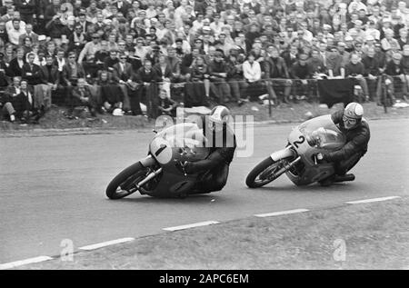 TT Assen 1967 Description: Course de 500 cc. Mike Hailwood (n. 2) en duel avec Giacomo Agostini (n. 1) Date: 24 Juin 1967 Lieu: Assen, Drenthe Mots Clés: Motorsport Nom De Personne: Agostini, Giacomo, Hailwood, Mike Banque D'Images