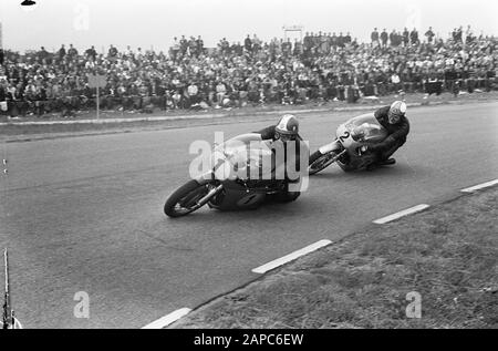 TT Assen 1967 Description: Course de 500 cc. Mike Hailwood Et Giacomo Agostini En Action Date: 24 Juin 1967 Lieu: Assen, Drenthe Mots Clés: Motorsport Nom De La Personne: Agostini, Giacomo, Hailwood, Mike Banque D'Images