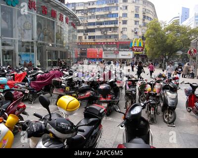 Nanchang, Chine - 20 Mars 2013 : Rue À Nanchang Jiangxi Province Chine Banque D'Images