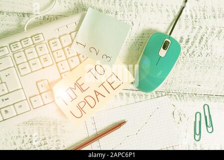 Note écrite indiquant Le Temps de mise à jour. Concept d'affaires pour l'acte de suggérer officiellement quelqu'un pour un emploi ou poste Des équipements D'Écriture et de comput Banque D'Images