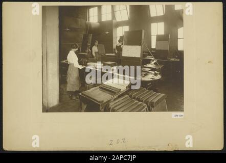 Matchery Description De L'Industrie : 9. Remplir la machine avec la droite l'alimentation des boîtes vides, qui sont placées sur un tissu de transport, puis étendu et laissé derrière rempli de allumettes. À l'avant, les boîtes sont repoussées ensemble, et à droite par le même mouvement avec lequel les nouvelles boîtes sont placées sur la toile, sont déplacées loin du stock rempli. La jeune fille qui utilise la machine a la tâche de s'assurer que les boîtes mal étendues ou remplies sont enlevées dans l'heure Date: Non daté mots clés: Travailleurs, match usines, allumettes, machines Banque D'Images