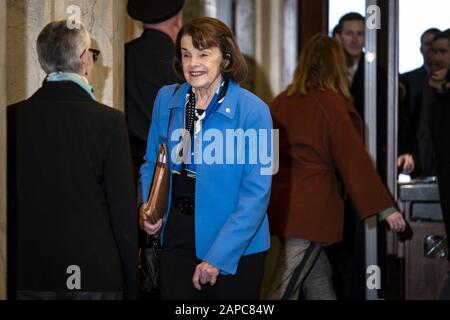 Washington, États-Unis. 22 janvier 2020. Le sénateur Dianne Feinstein (D-CA) arrive au Capitole des États-Unis le deuxième jour du procès de destitution du président Donald Trump le mercredi 22 janvier 2020 à Washington, DC. Les gestionnaires de la Chambre commencent à présenter leur cas de renvoi au bureau pendant 24 heures réparties sur trois jours. Une centaine De Sénateurs américains serviront de juges pour décider de retirer Trump de son mandat pour abuser du pouvoir en faisant pression sur l'Ukraine pour des faveurs politiques personnelles. Photo de Pete Marovich/UPI crédit: UPI/Alay Live News Banque D'Images