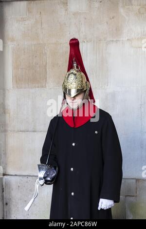 Soldat des régiments bleus et royaux des Maîtres-Nageurs de la Reine en service de garde aux gardes du cheval à Londres Banque D'Images