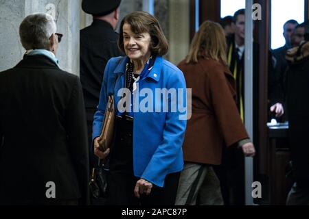 Washington, États-Unis. 22 janvier 2020. Le sénateur Dianne Feinstein (D-CA) arrive au Capitole des États-Unis le deuxième jour du procès de destitution du président Donald Trump le mercredi 22 janvier 2020 à Washington, DC. Les gestionnaires de la Chambre commencent à présenter leur cas de renvoi au bureau pendant 24 heures réparties sur trois jours. Une centaine De Sénateurs américains serviront de juges pour décider de retirer Trump de son mandat pour abuser du pouvoir en faisant pression sur l'Ukraine pour des faveurs politiques personnelles. Photo de Pete Marovich/UPI crédit: UPI/Alay Live News Banque D'Images