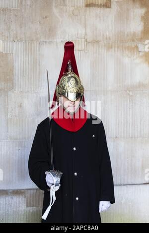 Soldat des régiments bleus et royaux des Maîtres-Nageurs de la Reine en service de garde aux gardes du cheval à Londres Banque D'Images