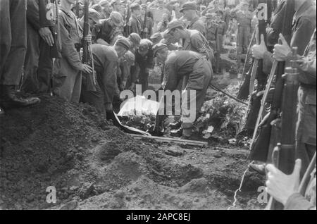 Inhumation Du Major B.H.J. Callenbach Au Champ D'Honneur Menteng Pulo Description: À La Carrière Date: 27 Novembre 1946 Lieu: Batavia, Indonésie, Jakarta, Hollandais East Indies Banque D'Images