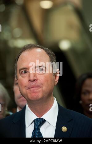 Washington DC, États-Unis. 22 janvier 2020. Adam Schiff (D-Calif.), président du comité du renseignement de la maison, est rejoint par les autres responsables de la destitution lorsqu'il présente des remarques aux journalistes au Capitole des États-Unis à Washington, DC, le mercredi 22 janvier 2020. (Photo De Rod Lamkey Jr. Crédit: Sipa Usa/Alay Live News Banque D'Images