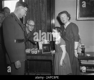 Offrir Des Cadeaux Pour La Princesse Marijke Date: 18 Février 1958 Mots Clés: Offres, Cadeaux Personname: Juliana, Queen, Marijke, Princess Banque D'Images