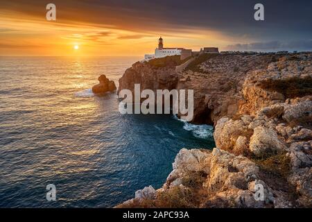 Phare de Cabo de Sao Vicente au coucher du soleil, Sagres, Algarve, Portugal Banque D'Images