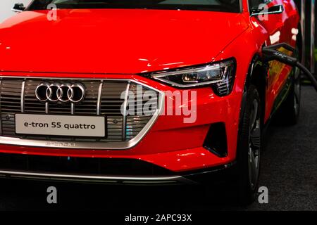 La facturation d'un plug-in Hybrid Audi e-tron Quattro 55 avec le cordon d'alimentation branché, Prague, Tchéquie, novembre 2019. Banque D'Images