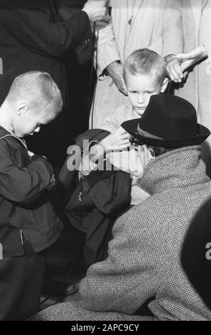 Arrivée 42 passagers de Santa Maria à l'aéroport de Schiphol. Entretiens avec la presse passagers Description: Arrivée 42 passagers de la Santa Maria à l'aéroport de Schiphol. Entretiens de presse passagers Annotation: Santa Maria était un navire de passagers portugais détourné le 23 janvier 1961. Finalement, les passagers ont été relâchés au Brésil. Date : 3 Février 1961 Lieu : Noord-Holland, Schiphol Mots Clés : Passagers, Aéroports Nom De L'Établissement : Santa Maria Banque D'Images