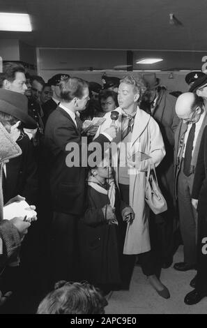 Arrivée 42 passagers de Santa Maria à l'aéroport de Schiphol. Entretiens avec la presse passagers Description: Arrivée 42 passagers de la Santa Maria à l'aéroport de Schiphol. Entretiens de presse passagers Annotation: Santa Maria était un navire de passagers portugais détourné le 23 janvier 1961. Finalement, les passagers ont été relâchés au Brésil. Date : 3 Février 1961 Lieu : Noord-Holland, Schiphol Mots Clés : Passagers, Aéroports Nom De L'Établissement : Santa Maria Banque D'Images