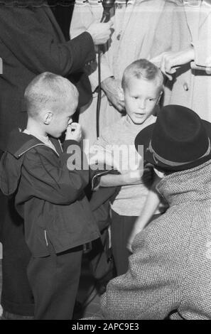 Arrivée 42 passagers de Santa Maria à l'aéroport de Schiphol. Entretiens avec la presse passagers Description: Arrivée 42 passagers de la Santa Maria à l'aéroport de Schiphol. Entretiens de presse passagers Annotation: Santa Maria était un navire de passagers portugais détourné le 23 janvier 1961. Finalement, les passagers ont été relâchés au Brésil. Date : 3 Février 1961 Lieu : Noord-Holland, Schiphol Mots Clés : Passagers, Aéroports Nom De L'Établissement : Santa Maria Banque D'Images