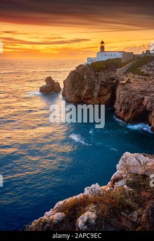 Phare de Cabo de Sao Vicente au coucher du soleil, Sagres, Algarve, Portugal Banque D'Images