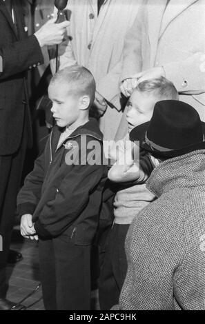 Arrivée 42 passagers de Santa Maria à l'aéroport de Schiphol. Entretiens avec la presse passagers Description: Arrivée 42 passagers de la Santa Maria à Schiphol Annotation: La Santa Maria était un navire de passagers portugais qui a été détourné le 23 janvier 1961. Finalement, les passagers ont été relâchés au Brésil. Date : 3 Février 1961 Lieu : Noord-Holland, Schiphol Mots Clés : Passagers, Aéroports Nom De L'Établissement : Santa Maria Banque D'Images