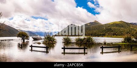 Vue panoramique sur un lac inondé Rotoroa, Tasman, Nouvelle-Zélande Banque D'Images