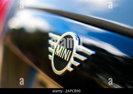 Sao BRAS DE ALPORTEL, PORTUGAL: 6 NOVEMBRE 2019 - vue rapprochée du logo de la marque Mini cooper sur la capuche de la voiture. Banque D'Images