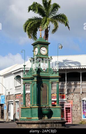 L'horloge du Mémorial de Berkeley au centre du cirque de Basseterre, capitale de Saint-Kitts-et-Nevis Banque D'Images