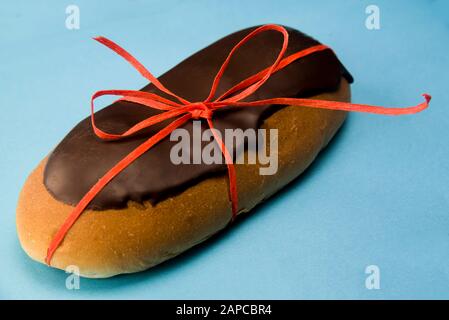 pain au chocolat attaché avec une corde de pâte rouge Banque D'Images
