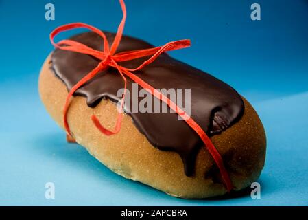pain au chocolat attaché avec une corde de pâte rouge Banque D'Images