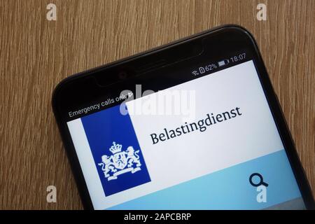 Site officiel de Belastingdienst (Administration fiscale et douanière néerlandaise) affiché sur un smartphone moderne Banque D'Images