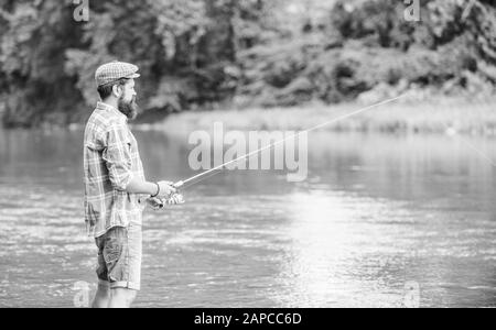 Grande taille. Succès de la pêche à la mouche.. week-end d'été. homme mature man fly fishing. L'activité sportive et de loisirs. fisher expérimentés dans l'eau. technique de pêche pêcheur voir utiliser la baguette. Banque D'Images