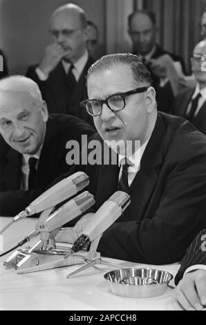 Arrivée le ministre israélien des Affaires étrangères Abba Eban à Schiphol a quitté l'ambassadeur israélien P. Levin. Durant la conférence de presse Date: 26 mars 1968 lieu: Noord-Holland, Schiphol mots clés: Arrivées, visites, affaires étrangères, ministres, conférences de presse, aéroports Nom personnel: Ebban, Abba, Levin, P. Banque D'Images