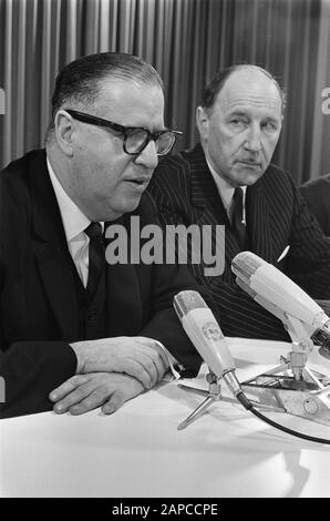 Arrivée Du Ministre Israélien Des Affaires Étrangères Abba Eban À Schiphol, Le Ministre De Droite Lun. Durant la conférence de presse Date: 26 mars 1968 lieu: Noord-Holland, Schiphol mots clés: Arrivées, visites, affaires étrangères, ministres, conférences de presse, aéroports Nom personnel: Ebban, Abba, Lun, J.A. M.H., Lun, Joseph Banque D'Images