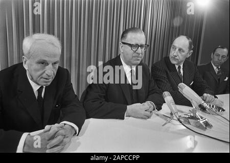 Arrivée le ministre israélien des Affaires étrangères Abba Eban à Schiphol, le ministre de droite Lun, a quitté l'ambassadeur israélien P. Levin. Durant la conférence de presse Date: 26 mars 1968 lieu: Noord-Holland, Schiphol mots clés: Arrivées, visites, affaires étrangères, ministres, conférences de presse, aéroports Nom personnel: Ebban, Abba, Levin, P., Lun, J. M.H., Lun, Joseph Banque D'Images