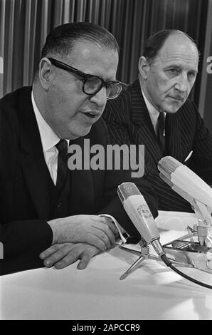 Arrivée Du Ministre Israélien Des Affaires Étrangères Abba Eban À Schiphol, Le Ministre De Droite Lun. Durant la conférence de presse Date: 26 mars 1968 lieu: Noord-Holland, Schiphol mots clés: Arrivées, visites, affaires étrangères, ministres, conférences de presse, aéroports Nom personnel: Ebban, Abba, Lun, J.A. M.H., Lun, Joseph Banque D'Images