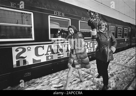 Arrivée d'artistes italiens à la gare centrale de Rotterdam. Gigliola Cinquetti (à gauche) et Catarina Caselli sur la plateforme Date: 9 décembre 1967 lieu: Rotterdam, Zuid-Holland mots clés: Arrivées, chemins de fer, gares, trains, chanteurs Nom personnel: Caselli, Catarina, Cinquetti, Gigliola Banque D'Images