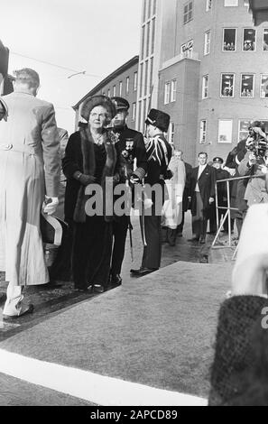 Mariage de la princesse Margriet et de M. Pieter van Vollenhove Description: Arrivée Reine Juliana et Prince Bernhard Date: 10 janvier 1967 mots clés: Mariages, reines, princesses Nom personnel: Bernhard, princesse, Juliana, reine Banque D'Images