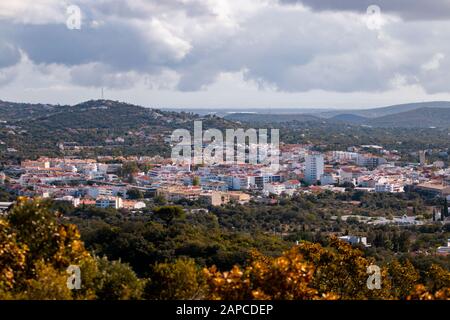 Vue sur le paysage du village de Sao bras de Alportel, situé au Portugal. Banque D'Images