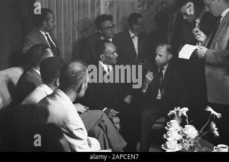 Arrivée délégation de Nouvelle-Guinée à l'aéroport de Schiphol. Conférence de presse en salon VIP Date: 22 août 1961 lieu: Noord-Holland, Schiphol mots clés: Arrivées, délégations, conférences de presse Banque D'Images