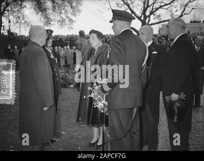 100 ans KIM Den Helder jour de visite Reine Juliana. La Reine en conversation avec le vice-amiral B.D., âgé de 78 ans Le Dr J. C. Jager et le lieutenant-marin de 87 ans de première classe, s.d. H. de Booy, ancien directeur du Royal North-South Holl. Rescue Company, Date : 15 octobre 1954 lieu : den Helder, Noord-Holland mots clés : jubilea, Queen, marine Nom personnel : Juliana (Queen Netherlands) Banque D'Images