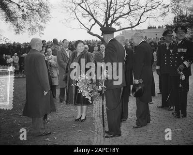 100 ans KIM Den Helder jour de visite Reine Juliana. La reine est présentée au vice-amiral b.d., âgé de 78 ans Le Dr J. C. Jager et le lieutenant-marin de 87 ans de première classe d. H. de Booy, ancien directeur du Royal North-South Holl. Rescue Company, Date : 15 octobre 1954 lieu : den Helder, Noord-Holland mots clés : jubilea, Queen, marine Nom personnel : Juliana (Queen Netherlands) Banque D'Images