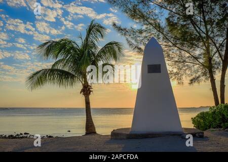 Grand Cayman, îles Caïmanes, janvier 2019, coucher de soleil sur la mer des Caraïbes vue depuis le fort Prospect Banque D'Images