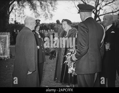 100 ans KIM Den Helder jour de visite Reine Juliana. La Reine en conversation avec le vice-amiral B.D., âgé de 78 ans Le Dr J. C. Jager et le lieutenant-marin de 87 ans de première classe, s.d. H. de Booy, ancien directeur du Royal North-South Holl. Rescue Company, Date : 15 octobre 1954 lieu : den Helder, Noord-Holland mots clés : jubilea, Queen, marine Nom personnel : Juliana (Queen Netherlands) Banque D'Images