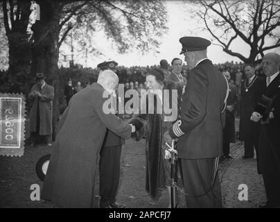 100 ans KIM Den Helder jour de visite Reine Juliana. La reine est présentée au vice-amiral B.D., âgé de 78 ans Le Dr J. C. Jager et le lieutenant-marin de 87 ans de première classe, s.d. H. de Booy, ancien directeur du Royal North-South Holl. Rescue Company Date: 15 octobre 1954 lieu: Den Helder, Noord-Holland mots clés: Jubilea, Queen, marine Nom personnel: Juliana (Queen Netherlands) Banque D'Images