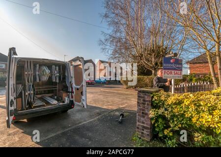 Le panneau De vente de l'agent immobilier étant érigé à l'extérieur d'une maison, il suffit de mettre sur le marché du logement. Banque D'Images