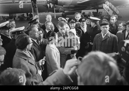 Arrivée de Reydon et du Hunter de Russie à l'aéroport de Schiphol. La date d'arrivée : le 4 décembre 1963 mots clés : arrivées Banque D'Images