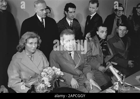 Arrivée de Reydon et du Hunter de Russie à l'aéroport de Schiphol. Au cours de la conférence de presse Mme Reydon, Reydon et le Hunter Date : 4 décembre 1963 mots clés : arrivées, conférences de presse Banque D'Images