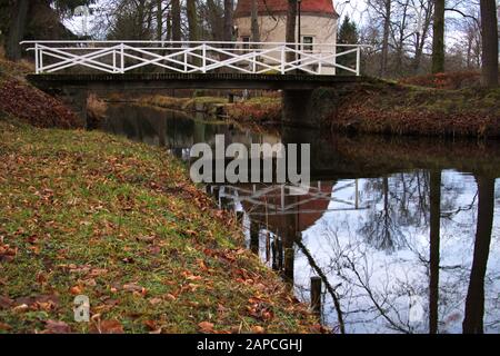 Pont au-dessus de la rivière calme Banque D'Images