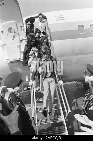 Arrivée Rolling Stones à l'aéroport de Schiphol, Rolling Stones sur les escaliers d'avion Date: 15 avril 1967 lieu: Noord-Holland, Schiphol mots clés: Arrivées, groupes de battements, escaliers d'avion Nom de la configuration: Rolling Stones Banque D'Images