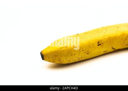 Banane jaune mûre closeup isolée sur fond blanc. Mise au point sélective. Banque D'Images