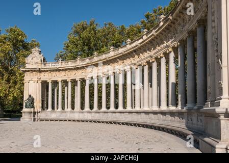 Colonnade au mémorial du roi Alfonso XII à Retiro Park à Madrid, Espagne Banque D'Images