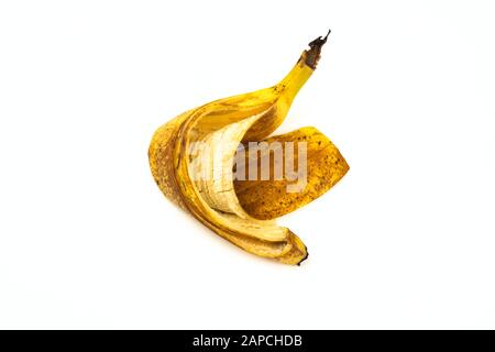 Peau de banane jaune mûre isolée sur fond blanc Banque D'Images
