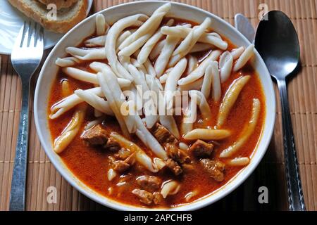Goulash épicé hongrois aux nouilles Fuzi d'Istrian Banque D'Images